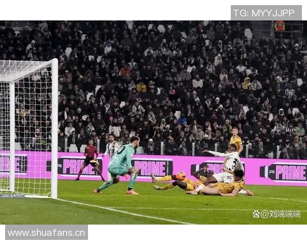 戴维近距离射门遭封堵麦肯尼头球抢点再遭扑救无缘进球 戴维近距离射门遭封堵麦肯尼头球抢点再遭扑救无缘进球